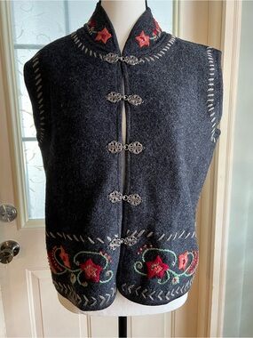 Vintage 💯 wool Norm Thompson embroidered vest with silver toggle closures.sz M